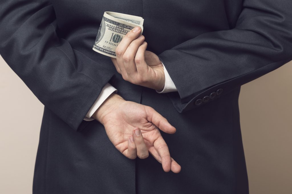 A Vida Devia Estar Mais Barata. Mas a Moeda Mente Embezzlement